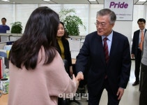 바스락 주식회사 기흥공장 | [포토]직원들 격려하는 문재인 새정치민주연합 대표