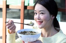 [포토]본죽, 봄 내음 가득한 냉이 바지락 죽 한그릇 하세요!