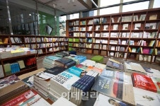 책많은 도서관에 책파는 서점 생긴다