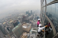 [포토]아찔한 트레이드타워 외벽청소