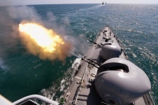 [포토] 표적을 향해 불 뿜는 초계함 `신성함`