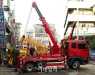 [포토]현대백화점 신촌점 앞 도로 침하로 트럭 전도