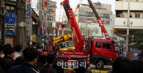 [포토]현대백화점 신촌점 앞 도로 침하로 트럭 전도