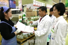 [포토]농협하나로클럽, 즉석식품 안전 점검, 농축산물 원산지 확인-3