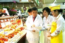 [포토]농협하나로클럽, 즉석식품 안전 점검, 농축산물 원산지 확인-4