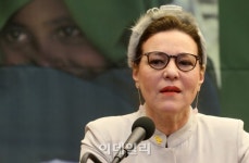 [포토]인사말하는 카린 호퍼 헵번