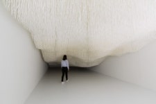 달동네 잡동사니 수만개 백색끈…예술이 되다