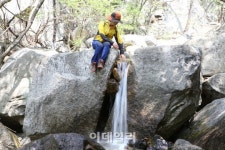[e주말] 나즈막 산기슭 따라 신록 우거진 길 걷다