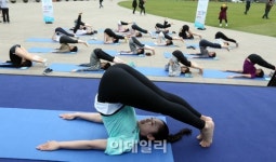 제이케이힐링스트레칭 | [포토]오피스걸 위한 야외 힐링 스트레칭 클래스