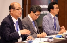 [WSF 포토]좌담 진행하는 이희재 서울대 창업지원센터장