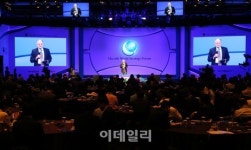 [WSF 포토]기조연설 하는 토머스 사전트 교수 뜨거운 열기