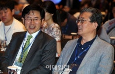 [WSF 포토]이야기 나누는 김형철 사장-이한구 새누리당 의원