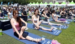 [포토]시청광장에서 펼치는 미녀들의 요가