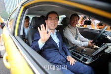 [포토]협동조합택시에 오른 박원순 시장