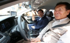 [포토]협동조합택시에 오른 박원순 서울시장