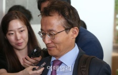 [포토]취재진 질문 받는 엘리엇 법률 대리인 최영익 변호사