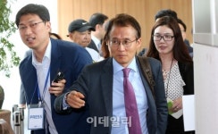 [포토]취재진 질문 받는 엘리엇의 법률 대리인 최영익 변호사