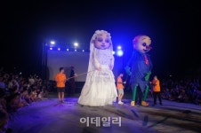 [포토]4m 대형인형 '코코바우' 결혼 올렸다