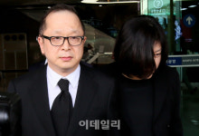 [포토]빈소로 향하는 이재환 재산커뮤니케이션즈 대표 부부