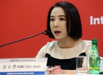 [포토]개·폐막작 소개하는 강수연 공동집행위원장
