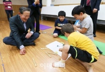 허창수 전경련 회장, 지역아동센터 찾아 추석선물 전달