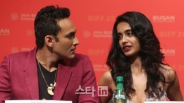 [BIFF포토]이야기 나누는 모제즈 싱 감독-배우 사라 제인 디아스