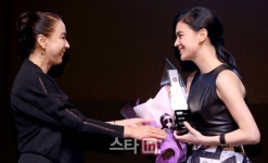 [BIFF포토]강수연 위원장으로부터 기념패받는 배우 장용용