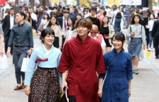 한복愛홀리다① 젊은 한복족 거리 누비다…이상하다?