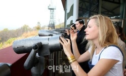 [포토]도라산 전망대 찾은 에이미 멀린스