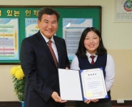 박인규 대구은행장, 아버지 간이식 해 준 여고생 장학금 전달