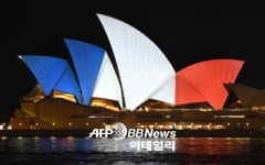 [포토][파리 테러] 시드니 오페라 하우스 아이코닉 돛에 켜진 애도의 조명