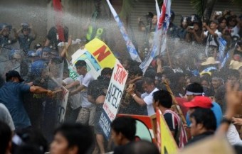 [포토] 필리핀 경찰의 물대포는…