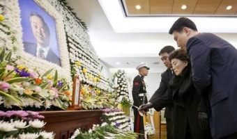 [포토]영정 앞에 선 손명순 여사