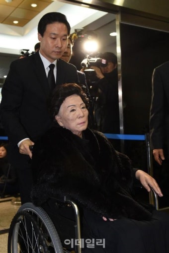 [포토]김영삼 전 대통령 빈소로 이동하는 손명순 여사