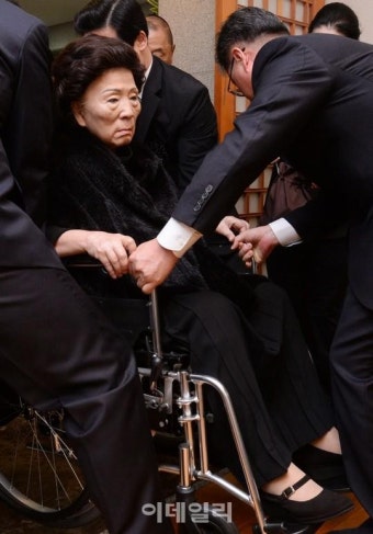 [포토]휠체어로 이동하는 손명순 여사