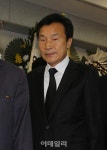 [포토]조문객 배웅하는 손학규 전 상임고문