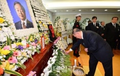 [포토]YS 빈소 찾아 헌화하는 정몽구 현대차그룹 회장