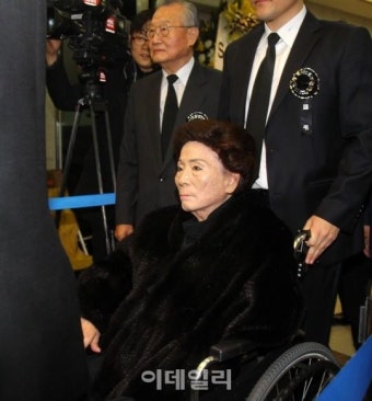 [포토]김영삼 전 대통령 빈소 나서는 손명순 여사