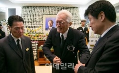 [포토]YS 빈소 찾은 최형우 전 내무부 장관