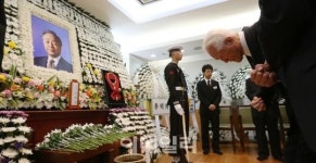 [포토]YS 빈소 찾은 최형우 전 내무부 장관