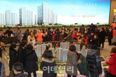 [포토]평택 소사벌 호반베르디움아파트 모델 하우스 둘러보는 방문객들