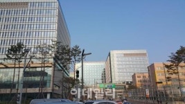 [르포]오전 9시 캐주얼 차림 삼성맨 우르르.. 서울R&D캠퍼스 첫 출근