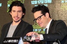 [포토]아담 드라이버-J.J. 에이브럼스 감독 무슨 대화중?