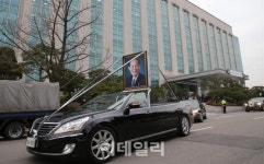 [포토]국회 나서는 이만섭 전 국회의장 운구차량