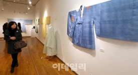 [포토]단국대학교 대학원 전통의상학과 개발 신형 전통예복(수의)전