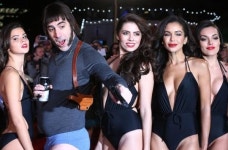 [포토] 사샤 바론 코헨, 저기 봐봐