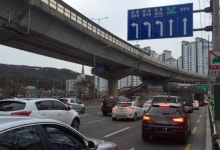 정릉천 고가 폐쇄 사흘째…우회로 정체 지속