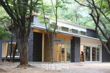 [포토]서울 종로구 아름다운 건물 `삼청공원 숲속도서관`