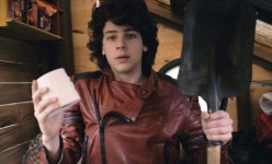 [포토]영화 `마이크롭 앤 가솔린`, 생필품 건네는 테오필 바케