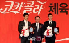 [포토]'제 21회 코카콜라 체육대상' 단체우수상 수상한 이용대-유연성